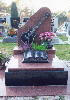 Pomník s kytarou-Vanga